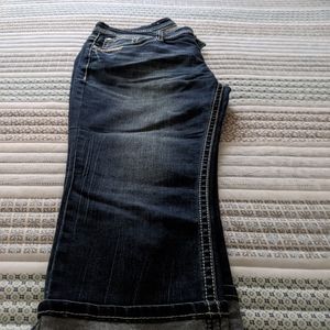 Shyanne CAPRI Jeans, dark wash and distressed.